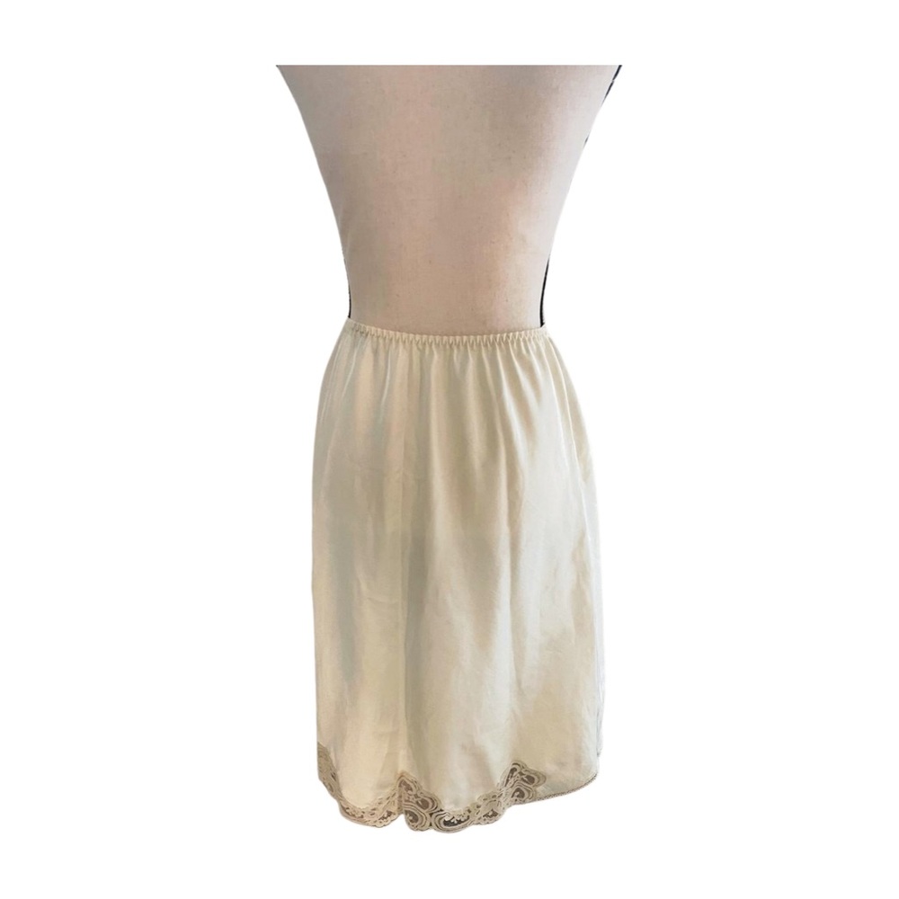 Victoria's Secret Cream Lace Half Slip Large
